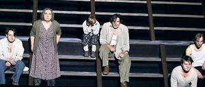 Ihr da oben, wir da unten. Olaf Altmann hat für Michael Thalheimers „Weber“-Inszenierung eine große Treppe gebaut. Hier gibt es kein Entkommen, nur ein ewiges Auf und Ab. 