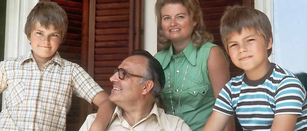 Familienidyll in Lederhosen: Familie Kohl 1975 - Sohn Walter (l.) hat nun ein Buch geschrieben und klagt über die Last, der Sohn eines großen Mannes zu sein.