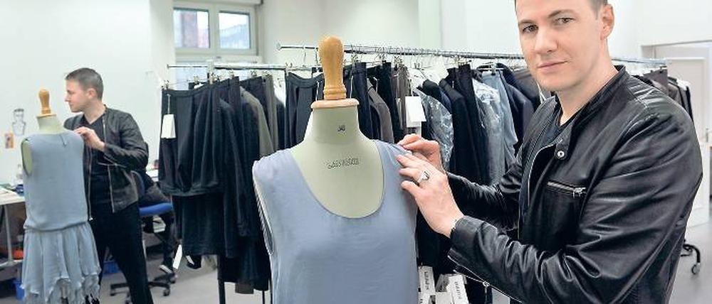 Geschafft. Der Modesdesigner Carl Tillessen ist Mitgründer des Labels „Firma“. Mit einem eigenen Laden hat sich das Unternehmen viel Zeit gelassen. Foto: Paul Zinken
