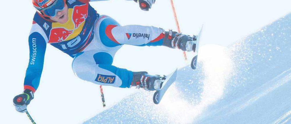 Nach vorn geflogen. Der Schweizer Didier Cuche war auf der schweren Streif schon im Training Schnellster und siegte nun auch im Wettkampf. Foto: Reuters