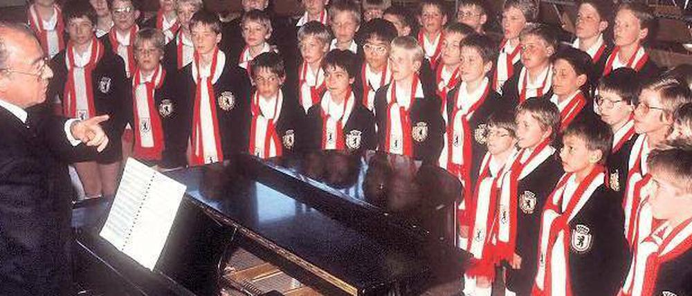 Diese Mode hat Bestand. Die kurzen schwarzen Hosen und die weißen Kniestrümpfe waren schon immer das Markenzeichen des Chors, wie hier auf dem Bild aus dem Jahr 1980. Leiter Gerhard Hellwig (li.) starb am Sonnabend im Alter von 85 Jahren.
