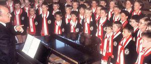 Diese Mode hat Bestand. Die kurzen schwarzen Hosen und die weißen Kniestrümpfe waren schon immer das Markenzeichen des Chors, wie hier auf dem Bild aus dem Jahr 1980. Leiter Gerhard Hellwig (li.) starb am Sonnabend im Alter von 85 Jahren.