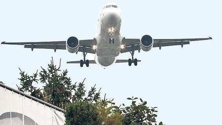 Abducken. Unter der Hauptflugroute könnte der Fluglärm nach einem Berechnungsmodell auch in der Stadt einen Wert von knapp 70 Dezibel erreichen – wie etwa beim Rasenmähen oder Schreien. Vom Lärm beim Landen und Starten ganz zu schweigen. Die Flugroutengegner demonstrieren weiter.