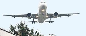 Abducken. Unter der Hauptflugroute könnte der Fluglärm nach einem Berechnungsmodell auch in der Stadt einen Wert von knapp 70 Dezibel erreichen – wie etwa beim Rasenmähen oder Schreien. Vom Lärm beim Landen und Starten ganz zu schweigen. Die Flugroutengegner demonstrieren weiter.