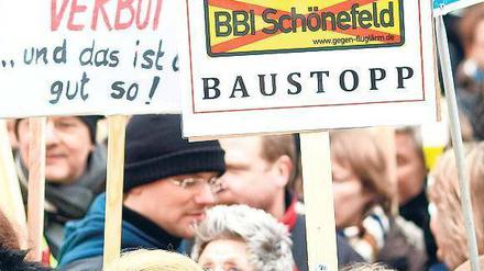 Protest mit Plakat. Am Flughafen Schönefeld wurde demonstriert. Foto: Davids/Huebner