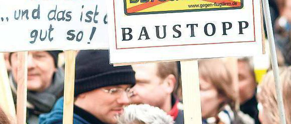 Protest mit Plakat. Am Flughafen Schönefeld wurde demonstriert. Foto: Davids/Huebner