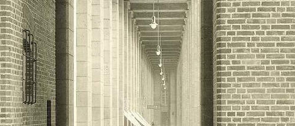 Erhabene Größe, trauliche Idylle. Durchblick zu den Arkaden des Stuttgarter Bahnhofs (1911–27). 