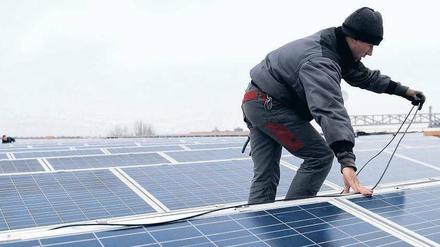 Standortfaktor Klimaschutz. Die Grünen sehen in Berlins Solartechnik-Unternehmen und anderen Bereichen der „Green Economy“ einen Jobmotor, während die FDP von einer „Worthülse ohne industriepolitischen Inhalt“ spricht. Unser Bild zeigt eine der größten Fotovoltaikanlagen der Stadt auf der Max-Schmeling-Halle in Prenzlauer Berg. 