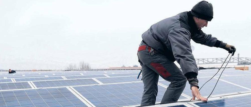Standortfaktor Klimaschutz. Die Grünen sehen in Berlins Solartechnik-Unternehmen und anderen Bereichen der „Green Economy“ einen Jobmotor, während die FDP von einer „Worthülse ohne industriepolitischen Inhalt“ spricht. Unser Bild zeigt eine der größten Fotovoltaikanlagen der Stadt auf der Max-Schmeling-Halle in Prenzlauer Berg. 