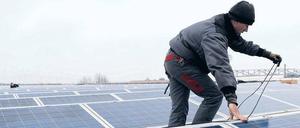 Standortfaktor Klimaschutz. Die Grünen sehen in Berlins Solartechnik-Unternehmen und anderen Bereichen der „Green Economy“ einen Jobmotor, während die FDP von einer „Worthülse ohne industriepolitischen Inhalt“ spricht. Unser Bild zeigt eine der größten Fotovoltaikanlagen der Stadt auf der Max-Schmeling-Halle in Prenzlauer Berg. 