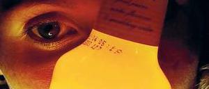 An der Flasche hängen. Millionen Deutsche haben Probleme mit dem Alkohol.