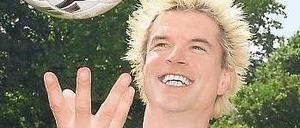 Rot-Weiß mit Sympathie für Blau-Weiß. Die Liebe von Campino (im Fortuna-Trikot der Toten Hosen 2001) gehört dem FC Liverpool, seine Freundschaft Markus Babbel. 