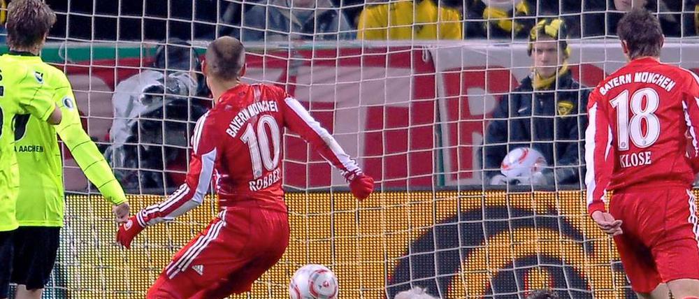 Auch das noch: Arjen Robben macht das 4:0 für die Bayern.