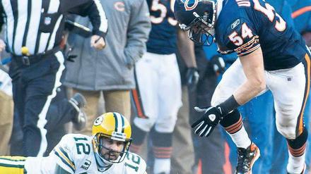 Der letzte Mann. Nach einem Fehlwurf verhindert Rodgers (l.) mit einem beherzten Tackle immerhin noch den Touchdown durch Chicagos Verteidiger Brian Urlacher. Foto: Reuters