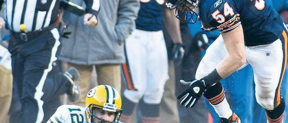 Der letzte Mann. Nach einem Fehlwurf verhindert Rodgers (l.) mit einem beherzten Tackle immerhin noch den Touchdown durch Chicagos Verteidiger Brian Urlacher. Foto: Reuters