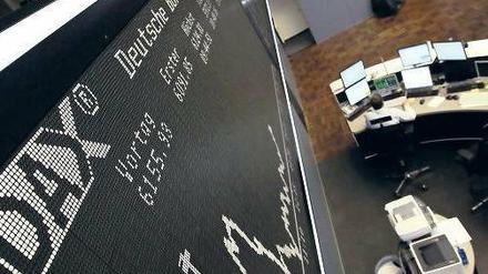 Verkaufen! Obwohl sich die Börse im vergangenen Jahr gut entwickelte, stecken immer weniger Deutsche ihr Geld in Aktien. 