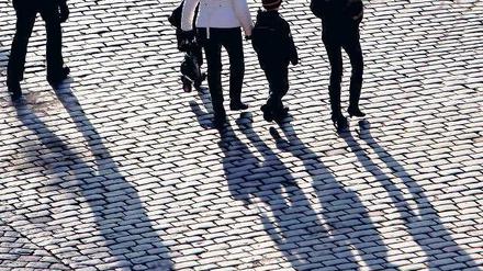 Licht und Schatten. Berlin tut schon einiges für die Förderung der Familien, doch in den Problemkiezen wächst die Kinderarmut. Foto: ZB