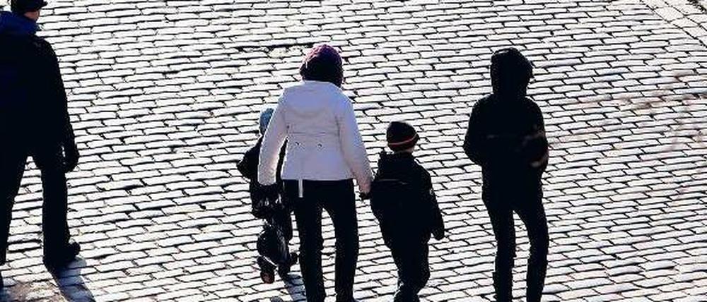 Licht und Schatten. Berlin tut schon einiges für die Förderung der Familien, doch in den Problemkiezen wächst die Kinderarmut. Foto: ZB