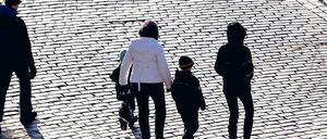 Licht und Schatten. Berlin tut schon einiges für die Förderung der Familien, doch in den Problemkiezen wächst die Kinderarmut. Foto: ZB