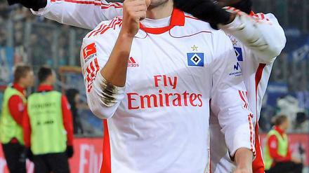 Held des Tages: Mladen Petric (l.) schießt den HSV gegen schwache Frankfurter zum Sieg. Eljero Elia gratuliert dem Torschützen.