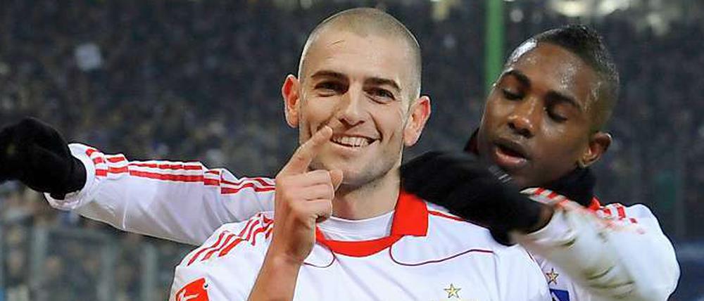 Held des Tages: Mladen Petric (l.) schießt den HSV gegen schwache Frankfurter zum Sieg. Eljero Elia gratuliert dem Torschützen.