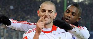 Held des Tages: Mladen Petric (l.) schießt den HSV gegen schwache Frankfurter zum Sieg. Eljero Elia gratuliert dem Torschützen.