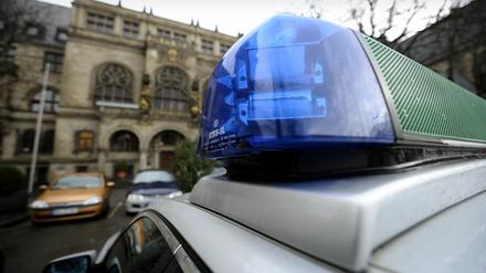 Ein Einsatzfahrzeug der Polizei vor dem Rathaus in Duisburg.