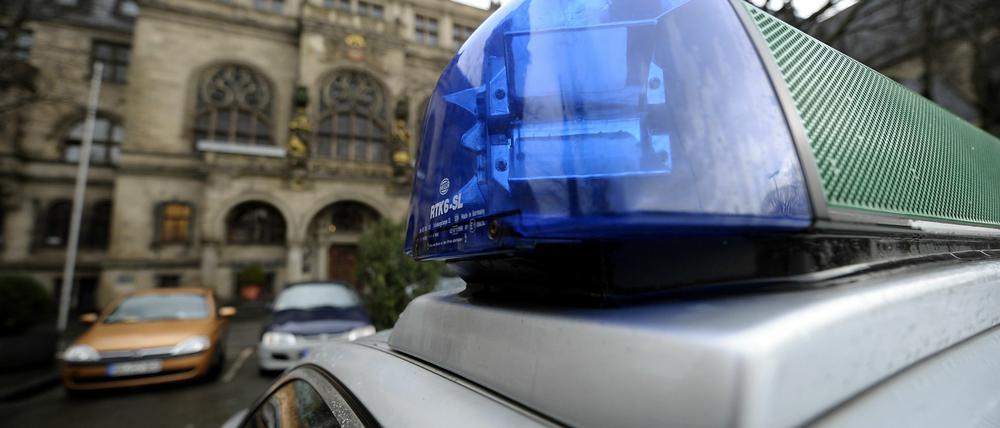 Ein Einsatzfahrzeug der Polizei vor dem Rathaus in Duisburg.