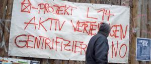 Solidaritätsplakat mit der Liebig 14 in Friedrichshain.