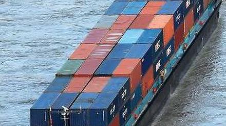 Volle Kisten. Der Transport per Schiff gilt als sehr umweltfreundlich. Foto: dapd