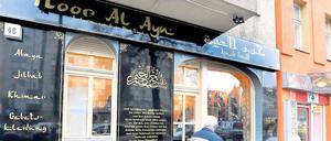 Zweisprachig. Was es in dem Geschäft zu kaufen gibt, ist auf Arabisch und Deutsch lesen. 