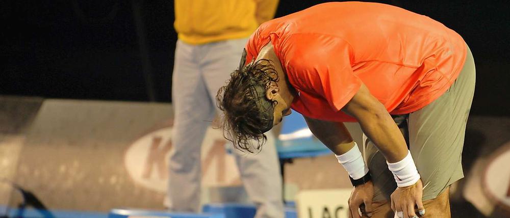 Zum Verzweifeln: Rafael Nadal wird durch eine Verletzung im Viertelfinale der Australian Open gestoppt.