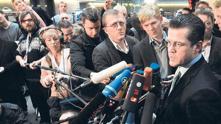 Riesen-Interesse: Minister Guttenberg steht am Mittwoch Rede und Antwort.