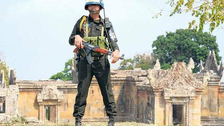 Umstrittenes Terrain. Ein kambodschanischer Soldat hält vor dem Preah-Vihear-Tempel Wache. 