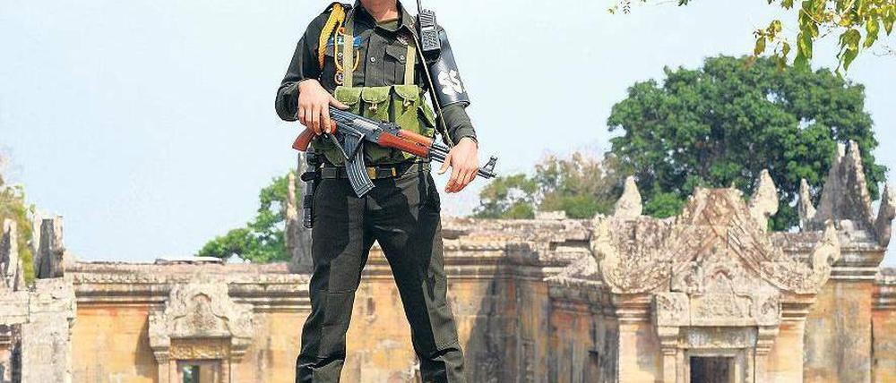 Umstrittenes Terrain. Ein kambodschanischer Soldat hält vor dem Preah-Vihear-Tempel Wache. 