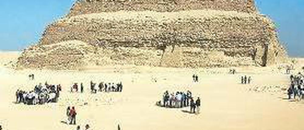 Besuchermagnet – die Pyramide des Djoser in Sakkara bei Kairo. Foto: dpa