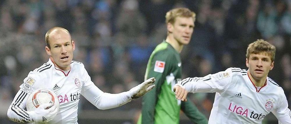 Torschütze Arjen Robben (l.) und Thomas Müller haben es eilig nach dem 1:1-Ausgleich gegen Bremen. "Doppeltorschütze" Per Mertesacker (M.) ahnt nichts Gutes.