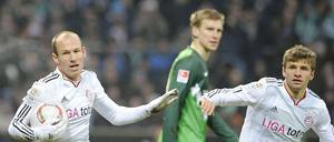 Torschütze Arjen Robben (l.) und Thomas Müller haben es eilig nach dem 1:1-Ausgleich gegen Bremen. "Doppeltorschütze" Per Mertesacker (M.) ahnt nichts Gutes.
