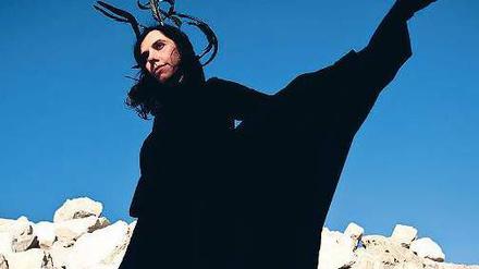 Fremder Vogel. Die englische Musikerin PJ Harvey wirft einen kritischen Blick auf ihr Heimatland.