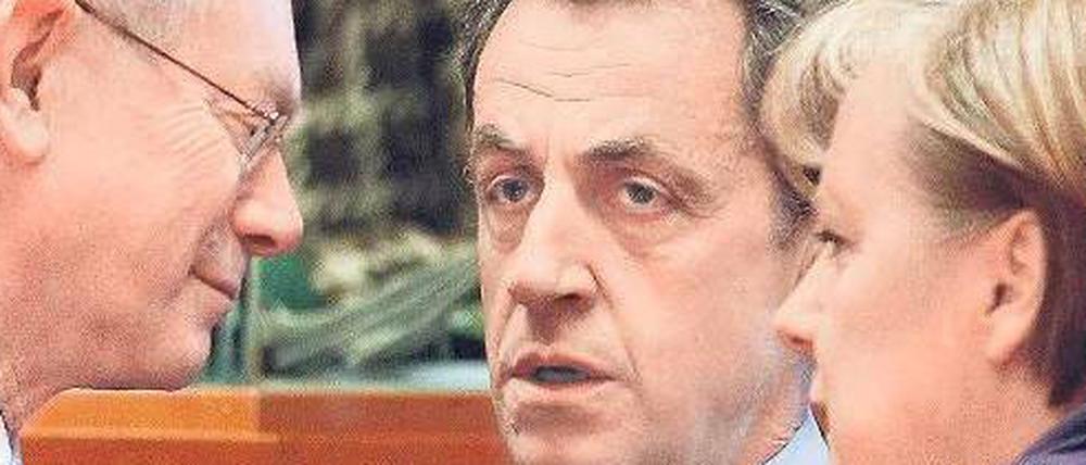 Einer Meinung. Bundeskanzlerin Angela Merkel und Frankreichs Präsident Nicolas Sarkozy im Gespräch mit EU-Ratspräsident Herman Van Rompuy. 