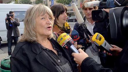 Alice Schwarzer darf vorerst nicht mehr an dem Prozess gegen Wettermoderator Jörg Kachelmann teilnehmen.