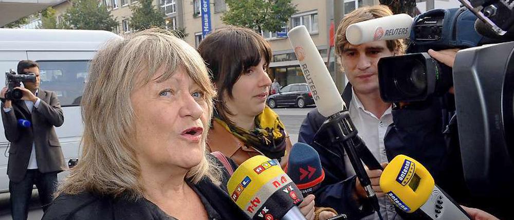 Alice Schwarzer darf vorerst nicht mehr an dem Prozess gegen Wettermoderator Jörg Kachelmann teilnehmen.