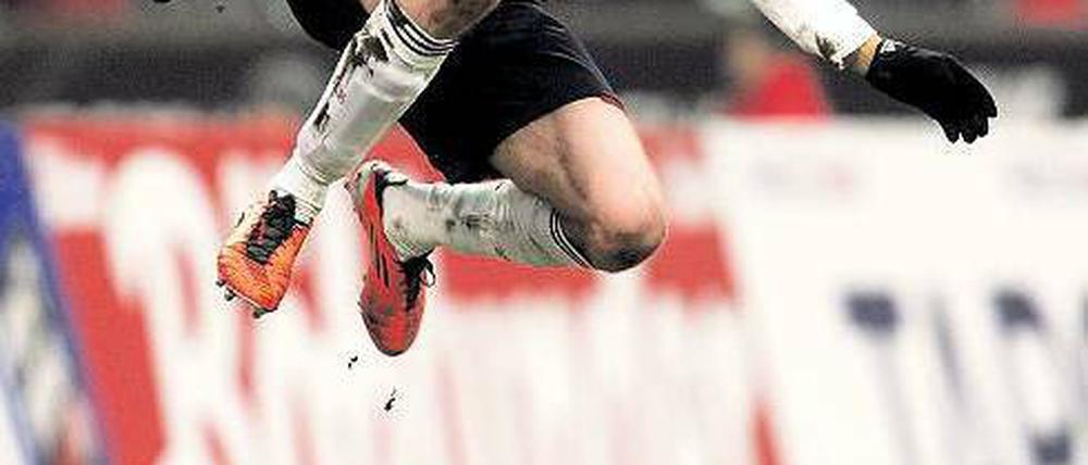 Noch höher in der Liga. Thomas Müller rückt mit den Bayern auf Platz drei vor. Foto: dapd