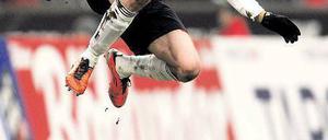Noch höher in der Liga. Thomas Müller rückt mit den Bayern auf Platz drei vor. Foto: dapd