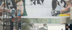 Wetterfest. Vor dem Super Bowl zwischen den Green Bay Packers und den Pittsburgh Steelers hat der Winter Dallas fest im Griff. Einfluss auf das Spiel haben die Temperaturen aber nicht – das Dach des Cowboys-Stadium lässt sich per Kopfdruck schließen. Foto: AFP