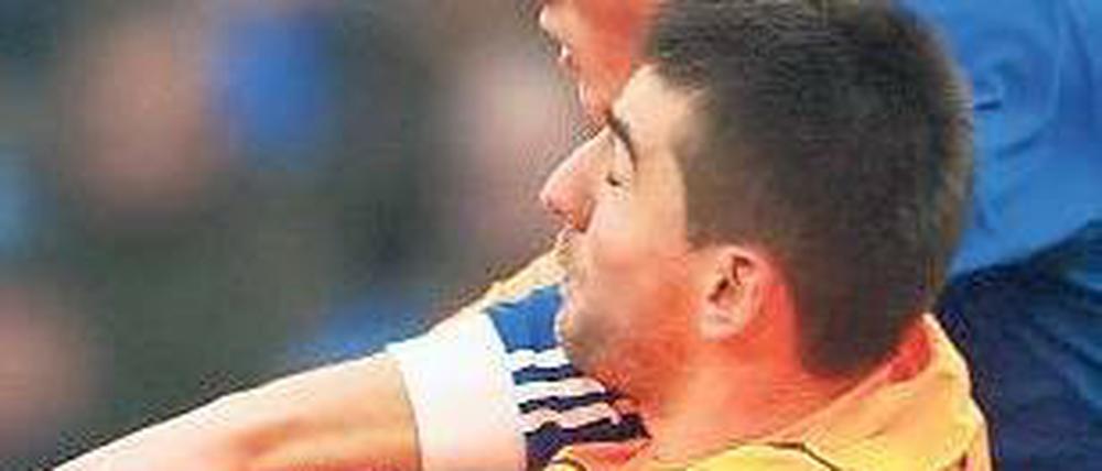 Kopf einziehen. Papadopoulos (o.) und seinen Schalkern fehlten Torchancen. Foto: dpa