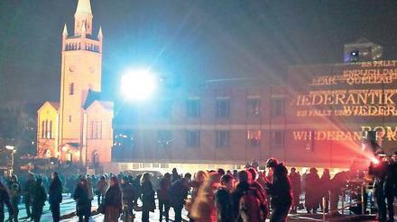 Lichtsinfonie am Start. Zur Eröffnung der Langen Nacht der Museen wurde das Kulturforum spektakulär beleuchtet. Von dort fuhren die Shuttles in alle Richtungen. Foto: Peters