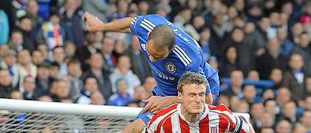 Nicht nur in der Abwehr eine Bank - wie hier im Spiel gegen Chelsea. Robert Huth führte Stoke City mit einem Doppelpack zum Sieg gegen Sunderland.