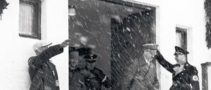 Hauptquartier der Nazigrößen. Im Olympia-Haus in Garmisch-Partenkirchen residierten 1936 unter anderem Hitler (o.) und seine Adjutanten Goebbels und Göring.