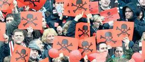 Piratenpartei. Die Fangruppe der „Sozialromantiker“ prangert einen Verrat der Ideale beim FC St. Pauli an. Foto: dpa